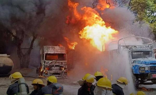 မြစ်ကြီးနားမြို့ရှိ ဆီခြံမီးလောင်မှုကို ငြိမ်းသတ်နေကြစဉ်/ Credit