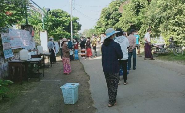 ယခုနှစ် နိုင်ဝင်ဘာ ၈ရက်ကကျင်းပခဲ့သည့် ရွေးကောက်ပွဲတွင် ဗန်းမောက် မြို့နယ်၌ ပြည်သူများ မဲပေးနေစဉ်