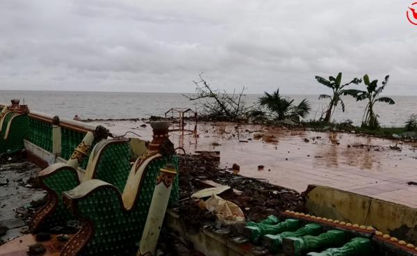 စစ်တောင်းမြစ်ကမ်းပါးရှိ ပြိုကျနေသည့် သာသနာ့အဆောက်အဦတစ်ခု(photo:MNA)