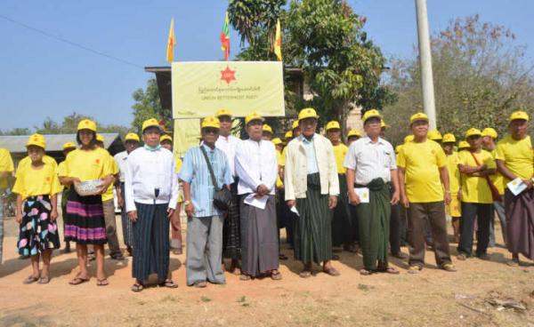 ဒီးမော့ဆိုမြို့နယ် မြို့မရပ်ကွက်တွင် ပါတီဆိုင်းဘုတ်တင် အခမ်းအနား မတ်လ ၂၁ ရက်နေ့က ပြုလုပ်ခဲဲ့စဉ်။