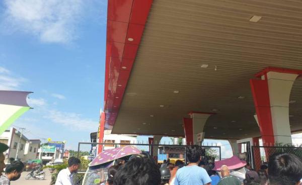 ကားကြီးဝင်းအတွင်းက ဇေယျာမင်း စက်သုံးဆီဆိုင်တွင် တန်းစီဝယ်ယူနေကြစဉ်။