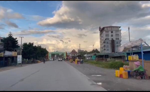 မူဆယ်မြို့ လမ်းဘေး ဆီသည်များ