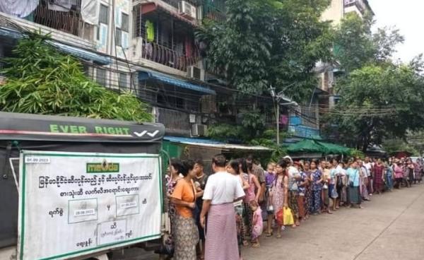 ရန်ကုန်တွင် စားအုံးဆီတန်းစီဝယ်ယူနေသူများအား ၂၀၂၃ ခုနှစ်အတွင်းက တွေ့ရစဥ်။ ရန်ကုန် မြို့ လူဦးရေ၏ ၂ ဒသမ ၇ သန်းခန့်မှာ ဆင်းရဲနွမ်းပါးမှုအခြေအနေနှင့် ကြုံတွေ့နေရပြီး ဆင်းရဲတွင်းသည်လည်း နက်သည်ထက်ပိုနက်လာနေကြောင်း UNDP Myanmar က ဇွန်လ ၃ ရက်နေ့တွင်ပြောသည်။ (MEODA)