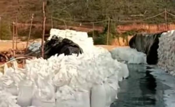 မိုင်းပေါက်ဒေသရှိ မြေရှားသတ္တုလုပ်ငန်းခွင်တခုအားတွေ့ရစဥ်။ UWSA ထိန်းချုပ်ရာဒေသမြောက်ပိုင်း ရှမ်း-တရုတ် နယ်စပ်အနီး မိုင်းပေါက်တွင် မြေရှားသတ္တုတူးဖော်မှု ရှစ်ဆ များပြားလာကြောင်း SHRF က ဇွန်လ ၁၉ ရက်နေ့တွင် ထုတ်ပြန်ပြောဆိုသည်။