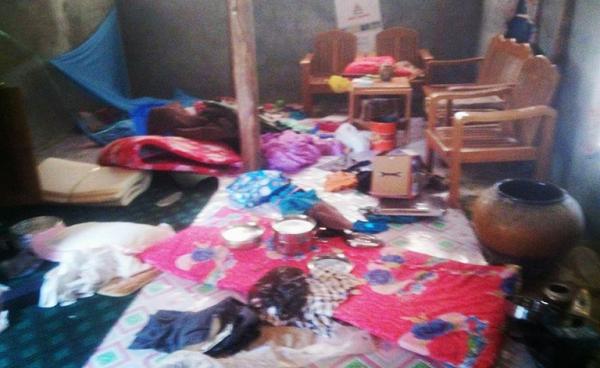 ၀မ့်စန့်ဟန်ရွာအတွင်း အိမ်ရှင်မရှိသည့်အိမ်များအားအစိုးရစစ်တပ်မှ ၀င်ရောက်မွှေနှောက်ထားသည်ကိုတွေ့ရစဉ်