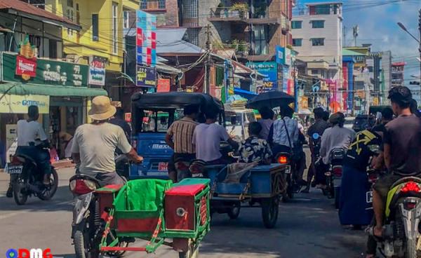 စစ်တွေမြို့တွင်းတစ်နေရာတွင် သွားလာနေသည့် ဘေးတွဲဆိုင်ကယ်အချို့ကို တွေ့ရစဉ်။