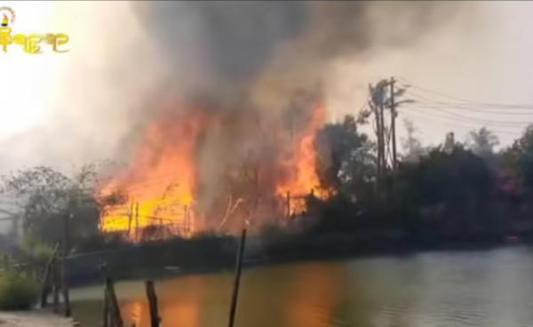 ဓာတ်ပုံ - ဖေဖော်ဝါရီလအတွင်းက ဝါဘိုကျေးရွာအား စစ်ကောင်စီက ဗုံးကြဲ၍ နေအိမ်များ မီးလောင်နေပုံ။