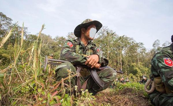 ရှမ်းနီတပ်ဖွဲ့(SNA)ဝင်များကို တွေ့ရစဉ်။