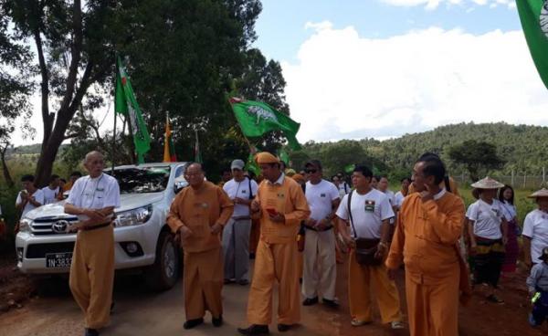 ကြားဖြတ်ရွေးကောက်ပွဲအတွက် ရှမ်းတိုင်းရင်းသားများ ဒီမိုကရက်တစ်ပါတီ SNDP ဥက္ကဌ စိုင်းအိုက်ပေါင်းကိုယ်တိုင် လဲချားမြို့တွင်ကွင်းဆင်းမဲဆွယ် (photo/SNLD)