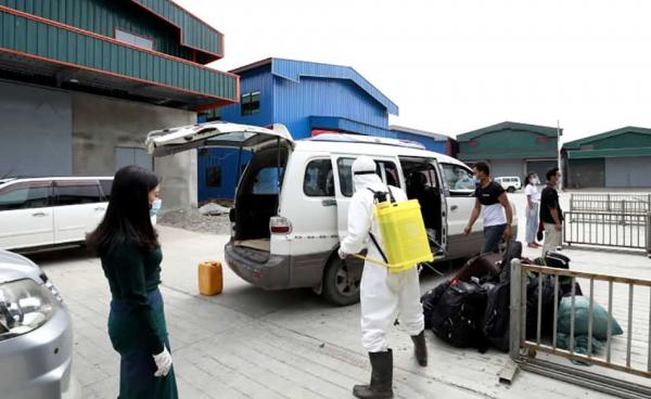 Volunteers from KsC19PN help accepting home returning workers from China on April 20, 2020. Photo: Seng Nu Pan/ KsC19PN.