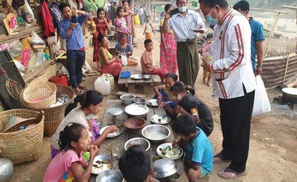 ပလက်ဝဒေသမှ တိုက်ပွဲရှောင်များကို အားပေးစကားပြောနေသော ဝန်ကြီး ဦးစိုးထက် (ပုံ- Soe Htet fb)