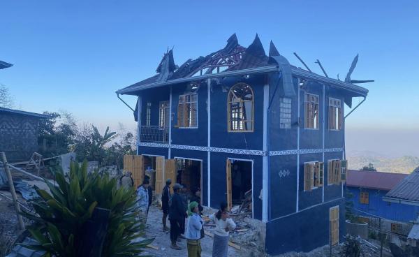 ရှမ်းပြည်နယ်တောင်ပိုင်း ဆီဆိုင်မြို့နယ်အတွင်း စစ်ကောင်စီရဲ့ လက်နက်ကြီးပစ်ခတ်မှုကြောင့် ထိခိုက်ပျက်စီးမှု။ ပုံ-PNLA News & Information Department