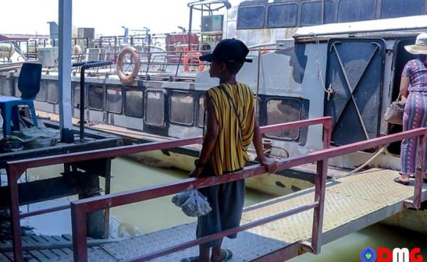 ရွှေပြည်တန်အမြန်ရေယာဉ်ပေါ်တွင် ငုံးဥနှင့် မြေပဲများ လိုက်လံရောင်းချနေသည့် ကလေးငယ်တစ်ဦးကို တွေ့ရစဉ်။