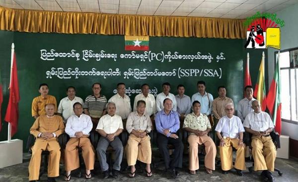 ၀မ့်ဟိုင်းဌာနချုပ်တွင်ကျင်းပသော တွေ့ဆုံဆွေးနွေးမှုအပြီး ငြိမ်းချမ်းရေးကော်မရှင်PC နှင့် သျှမ်းပြည်တိုးတက်ရေးပါတီမှကိုယ်စားလှယ်များစုပေါင်းဓါတ်ပုံရိုက်ကြစဉ်