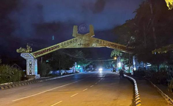 ညအချိန် စစ်တွေမြို့ဝင် ဆိုင်းဘုတ်ကို တွေ့ရစဉ်