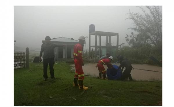 တောင်ကုတ်မြို့နယ်မီးသတ်စခန်းမှ မီးသတ် တပ်ဖွဲ့ဝင်များနှင့် ရဲတပ်ဖွဲ့ဝင်များ ကယ်ဆယ်ရေး လုပ်ငန်းများ ဆောင်ရွက်နေပုံ (ဓါတ်ပုံ - Rakhine Fire Force)