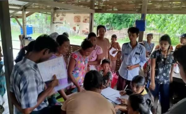 တန်ခိုးဆရာထွန်း အခမဲ့ပညာရေးစင်တာက အခမဲ့ ပညာသင်ပေးနိုင်ရန် ရပ်ရွာများနှင့် စစ်ဘေးရှောင်စခန်းအလိုက် စစ်တမ်းကောက်ယူနေစဉ်။