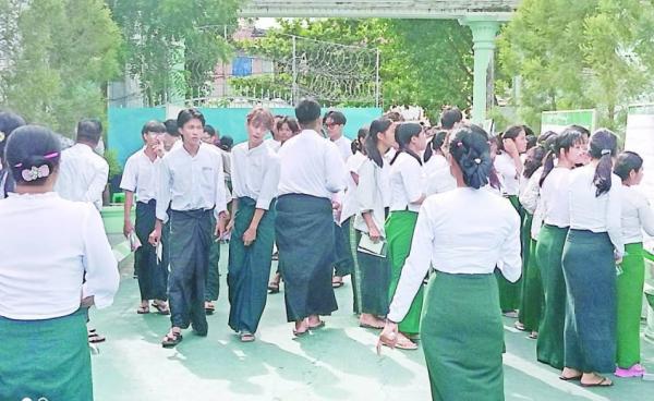 မန္တလေးတွင် ဇွန် ၁၆ ရက်နေ့၌ တက္ကသိုလ်ဝင်စာမေးပွဲ ပြန်လည်ဖြေဆိုနေသည့် ကျောင်းသူ/ကျောင်းသားများ။