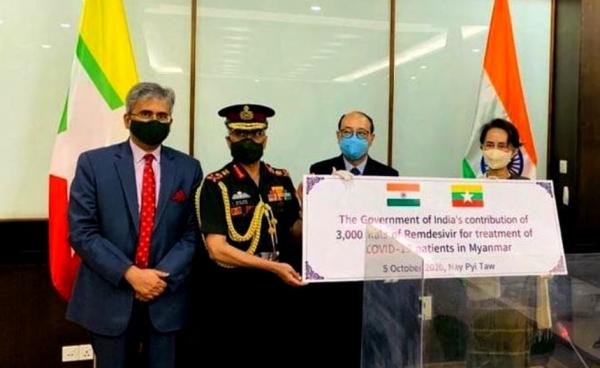 အိန္ဒိယက အကူအညီပေးသည့် ကိုဗစ်ကုသဆေးအား နိုင်ငံတော်၏အတိုင်ပင်ခံပုဂ္ဂိုလ် ဒေါ်အောင်ဆန်းစုကြည် အောက်တိုဘာ ၅ ရက်နေ့က တွေ့ဆုံမှုအတွင်း လက်ခံရယူနေသည်ကို တွေ့ရစဉ်။ (ဓာတ်ပုံ - Embassy of India in Yangon)