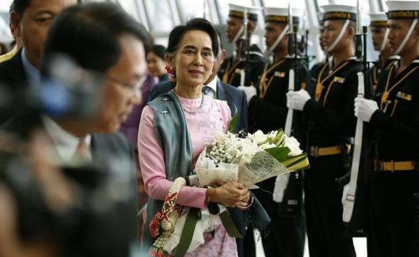 ၂၀၁၆ ခုနှစ်၊ ဇွန်လ ၂၃ ရက်နေ့က ထိုင်းနိုင်ငံ၊ သုဝဏ္ဏဘူမိ လေဆိပ်သို့ ရောက်ရှိလာသော နိုင်ငံတော် အတိုင်ပင်ခံပုဂ္ဂိုလ် ဒေါ်အောင်ဆန်းစုကြည် (ဓာတ်ပုံ - EPA)