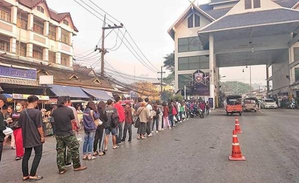 တာချီလိတ်−မယ်ဆိုင် နယ်စပ်ဂိတ်မှတဆင့် ၂၀၁၉ ခုနှစ် သင်္ကြန်ကာလက နေရပ်ပြန်နေကြသည့် ထိုင်းရောက် ရွှေ့ပြောင်းမြန်မာများ။ (ဓာတ်ပုံ − U Htun Maesai)