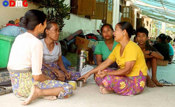 တိမ်ညိုစစ်ဘေးရှောင်စခန်းမှ နေအိမ်များ မီးလောင်သွားသည့် ဒုက္ခသည်မိသားစုဝင်များအား တွေ့ရစဉ်။ (ဓါတ်ပုံ - R002)