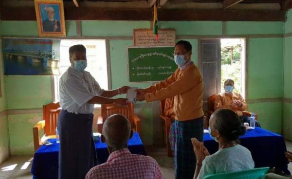 တလောကြီးကျေးရွာမှ ရွာသားများအား ထောက်ပံ့ရေးပစ္စည်းများ ပေးအပ်နေစဉ်