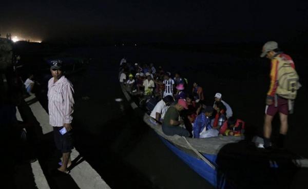 ၂၀၁၇ ခုနှစ် ဇွန် ၆ရက်ကမ့်ကွမ်းချောင်းဝ မှ စစ်ပြေးရှောင်များကို လှေများဖြင့် ခေါ်ဆောင်စဉ်။ Photo Credit - Hkun Awng Nlam/Facebook