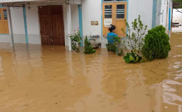 ရှမ်းပြည်နယ်တောင်ပိုင်း၊ တောင်ကြီးမြို့ အလုပ်သမားညွှန်ကြားမှုဦးစီးဌာနရုံးတွင် ရေဝင်ရောက်မှုကို ၂၀၂၅ ခုနှစ်၊ ဇွန် ၁၁ ရက် ညနေပိုင်းက မြင်တွေ့ရခြင်းဖြစ်သည်။ (ဒေသခံ)