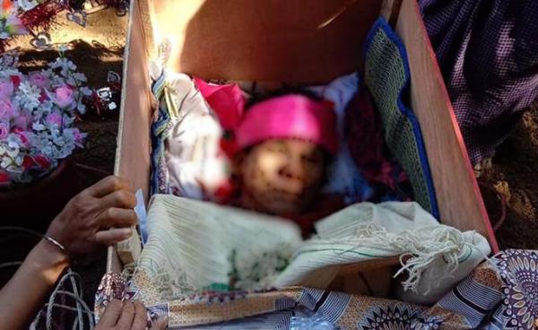 AA အဖွဲ့ ဖမ်းဆီးခံရပြီး သေဆုံးသွားသည့် ကျောင်းဆရာ ဦးအာဗေလ ရုပ်အလောင်းကို တွေ့ရစဉ်။ ဓာတ်ပုံ- Khumiland News (fb)