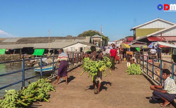 စစ်တွေဈေးကြီး ဆိပ်ကမ်းက အလုပ်သမားများကို နေပူထဲတွင် တွေ့ရစဉ်။ ဓာတ်ပုံ- DMG