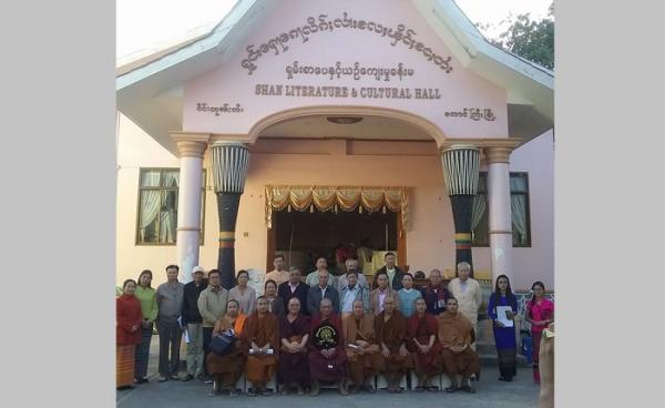  တောင်ကြီးမြို့ သျှမ်းစာပေနှင့်ယဉ်ကျေးမှုအသင်းရုံးတွင်ပြုလုပ်ကျင်းပသော သျှမ်းပြည် ဒေသန္တရ ပညာရေးကော်မတီဖွဲ့စည်းရေးအစည်းအဝေးတက်ရောက်သူများ (photo/Noon Mo)