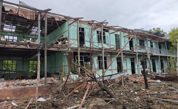 ဓာတ်ပုံ – သပိတ်ကျင်းမြို့နယ် ၄ မိုင်ကန်သာ စာသင်ကျောင်းနှင့် စဉ့်ကူးမြို့နယ် နတ်တောင်ကျေးရွာရှိ lucky 7 ဟိုတယ် ဇွန်လ ၁ ရက်နေ့ က လေကြောင်းတိုက်ခိုက်ခံရပြီးနောက် ပျက်စီးမှုများကိုတွေ့ ရစဉ်။ (ပြင်ဦးလွင်ခရိုင် ပကဖ)