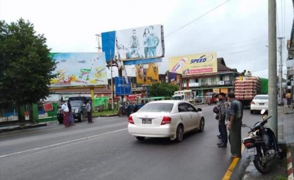 သထုံမြို့မှာ စစ်ကောင်စီ တပ်ဖွဲ့ဝင်တွေ စစ်ဆေးနေစဥ်