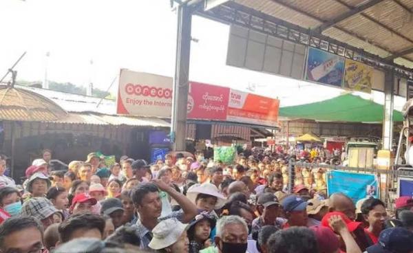 Photo – Pilgrims visiting the Kyaik Htee Yoe pagoda (Aung Kyaw Thu)