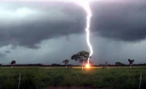 ကြောက်မက်ဖွယ်ရာ မိုးကြိုးပစ်သည့် မြင်ကွင်းတစ်ခု (ဓါတ်ပုံ - အင်တာနက်)