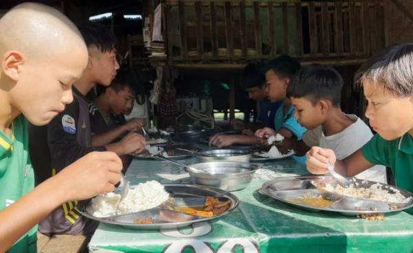 ကချင်ပြည်နယ် မြစ်ကြီးနားမြို့နယ် ရှဒေါင်ရွာမှာ ဖွင့်လှစ်ထားသည့် မေတ္တာပျိုးခင်း မိဘမဲ့ဂေဟာမှ ကလေးငယ်တွေကို ၂၀၂၂ ခုနှစ် ဧပြီ ၂၄ ရက်နေ့တွင် တွေ့ရစဥ် ( RFA)