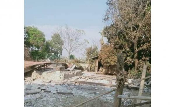 စစ်ကောင်စီရဲ့ အကြမ်းဖက်တိုက်ခိုက်မှုကြောင့် ပျက်စီးသွားသော ကရင်နီပြည်နယ်က နေအိမ်တခုပုံ