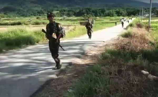 ဓါတ်ပုံ။ သျှမ်းပြည်မြောက်ပိုင်းအတွင်း ကားလမ်းမပေါ်တစ်နေရာ TNLA စစ်ကြောင်း တွေ့ရစဥ်