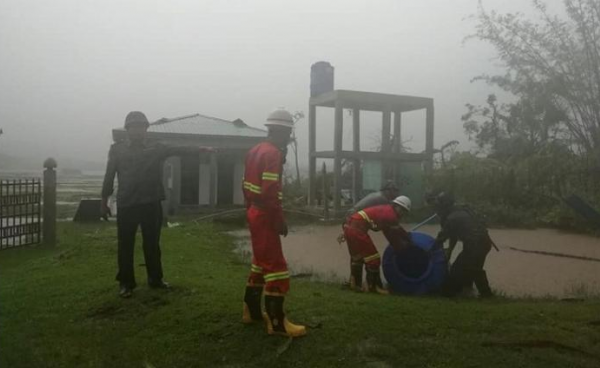 Firefighters from Toungup Township Fire Station and police officers carry out relief operation (Photo – Rakhine Fire Force)