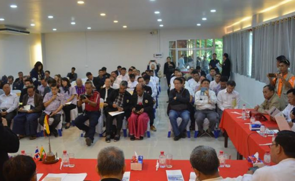 Discussion between Mon and Thai traders (Photo – MNA)