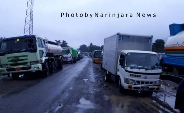 ဓာတ်ပုံ- လက်ရှိပိတ်မိနေသောကားများကို တွေ့ရစဉ်