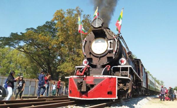 မွန်ပြည်နယ် မော်လမြိုင်မြို့ သို့ ဆိုက်ရောက်လာသည့် မီးရထား