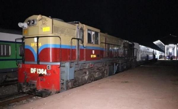 မော်လမြိုင်ဘူတာကြီးတွင် ရပ်ထားတဲ့ ညရထားတစ်စင်း (ပုံဟောင်း)