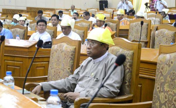  ဇွန်​လ ၂၉ ရက်​​နေ့ ပြည်​နယ်​လွှတ်​​တော်​ အစည်​း​ဝေးတွင်​ တွေ့ရသည့် ဝန်ကြီး ဦး​ကျော်​​အေးသိန်​း(ဓာတ်ပုံ - RiA)