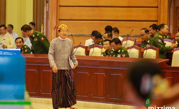 ပြည်သူ့လွှတ်တော်အစည်းအဝေးသို့ တက်ရောက်လာသည့် ဦးတီခွန်မြတ်(ဓာတ်ပုံ- မင်းမင်း/မဇ္ဈိမ)