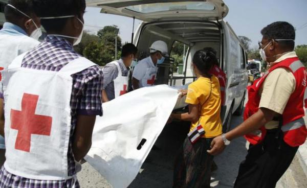 Members of the Myanmar Red Cross society move a dead body from a boat to an ambulance that will transport to Sittwe Hospital, in Sittwe, Rakhine State, western Myanmar, 21 April 2020. Photo: Nyunt Win/EPA