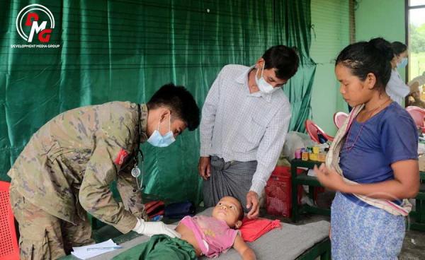 AA တပ်ဖွဲ့ဝင်များမှ ပြည်သူများအား ကျန်းမာရေးစောင့်ရှောက်မှုပေးနေသည်ကို ၂၀၂၄ ခုနှစ်အတွင်း တွေ့ရစဉ်။