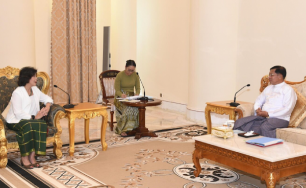 United Nations' new special envoy for Myanmar Noeleen Heyzer (L) talking with Myanmar military chief and Chairman of the State Administration Council Senior General Min Aung Hlaing (R) during their meeting in Naypyitaw, Myanmar, 17 August 2022. Photo: MNA