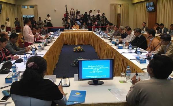 ၂၀၁၇ ခုနှစ်၊သြဂုတ် ၁၀-၁၁ ရက်က ငြိမ်းချမ်းရေးကော်မရှင်(PC)နှင့် နိုင်ငံရေးဆိုင်ရာ ညှိနှိုင်းဆွေးနွေးရေးကိုယ်စားလှယ်အဖွဲ့(DPN)တို့ တွေ့ဆုံဆွေးနွေးကြစဉ်။(photo: MNA)